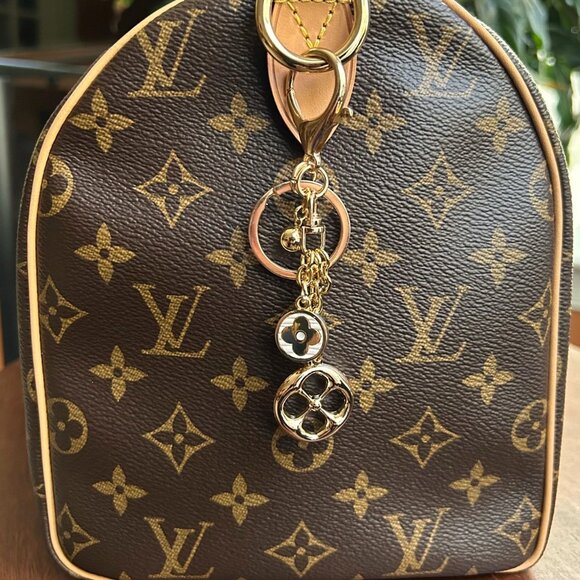 GOLD CLOVER Bag Charm White and Gold Tone ☸ - Picture 7 of 8